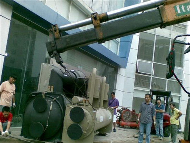 田东县随车吊和汽车吊的核心区别是什么？哪种更省钱？